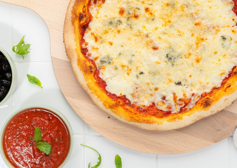 Pizza 3 fromages ISI, base tomate : mozzarella, fourme d'ambert, emmental, origan