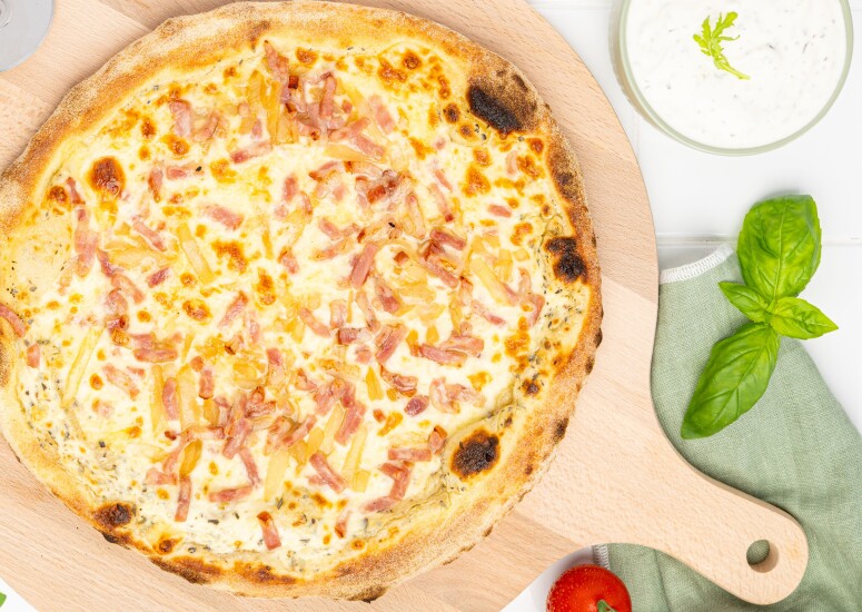 Pizza L'altitude ISI, base crème : lardons fumés cuits, mozzarella, emmental, oignons, huile d'olive