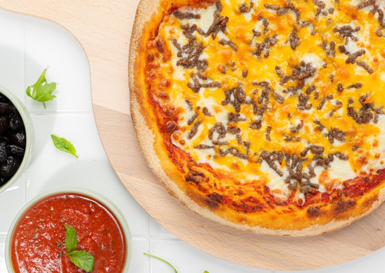 Pizza Burger ISI, base tomate : mozzarella, viande de bœuf hachée, cheddar, origan