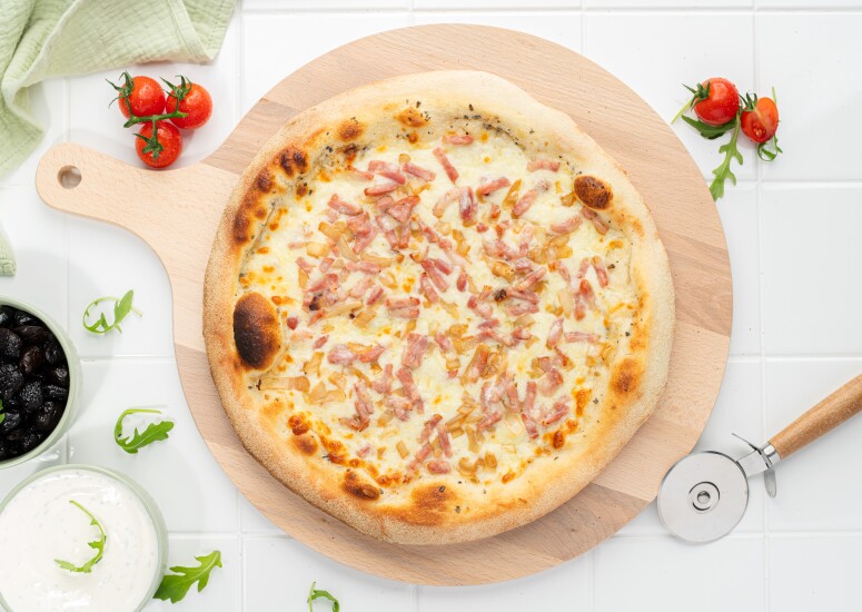 Pizza Carbonara ISI, base crème : mozzarella, allumettes de jambon, origan