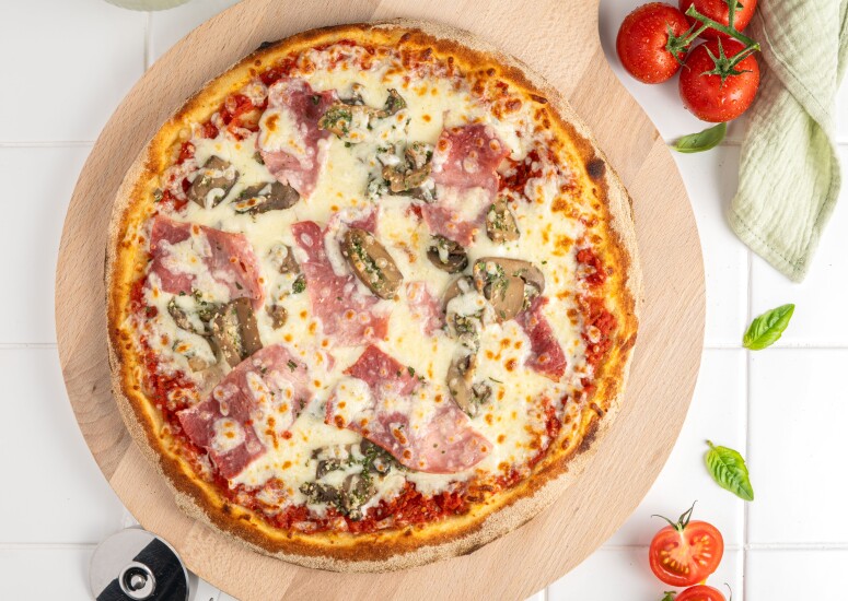 Pizza Reine ISI, base tomate : mozzarella, jambon blanc, champignons, basilic, origan, huile d'olive vierge
