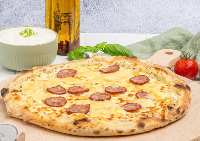Pizza Roblochonnade ISI, base crème : mozzarella, saucisse fumée, reblochon, oignons, origan