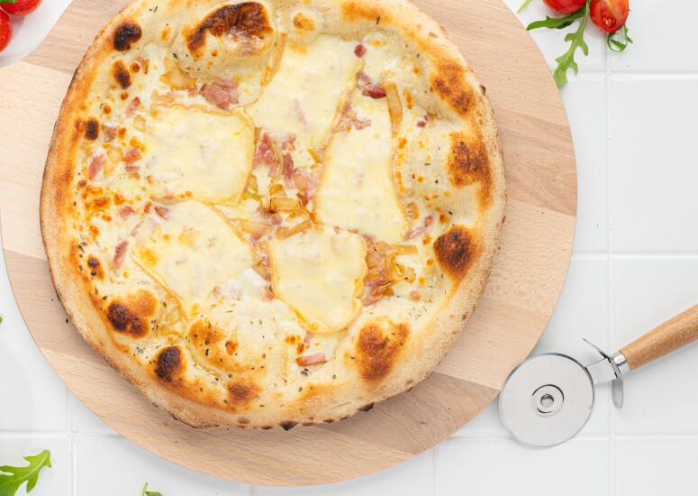 Pizza Savoyarde ISI, base crème : mozzarella, allumettes de jambon, origan